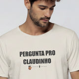 Camiseta Pergunta pro claudinho Relax Offwhite