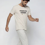 Camiseta Pergunta pro claudinho Relax Offwhite