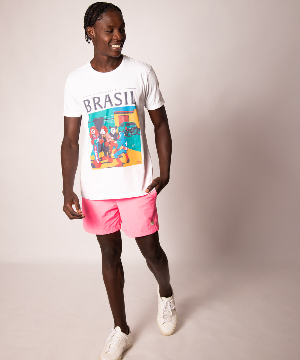 Camiseta branca LAB77 com ilustração colorida de festa de rua e a frase Isso aqui é o Brasil