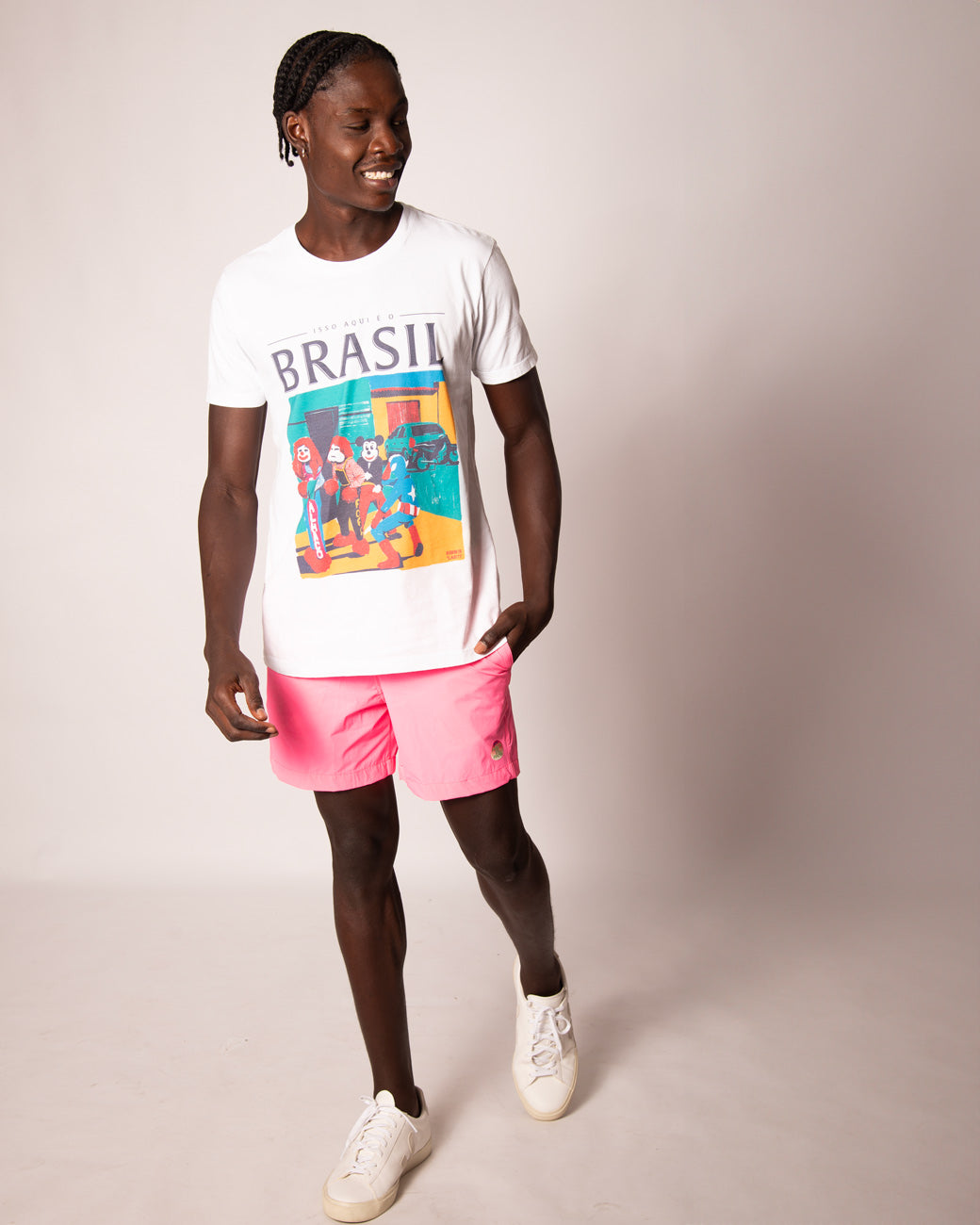 Camiseta branca LAB77 com ilustração colorida de festa de rua e a frase Isso aqui é o Brasil