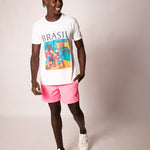 Camiseta branca LAB77 com ilustração colorida de festa de rua e a frase Isso aqui é o Brasil