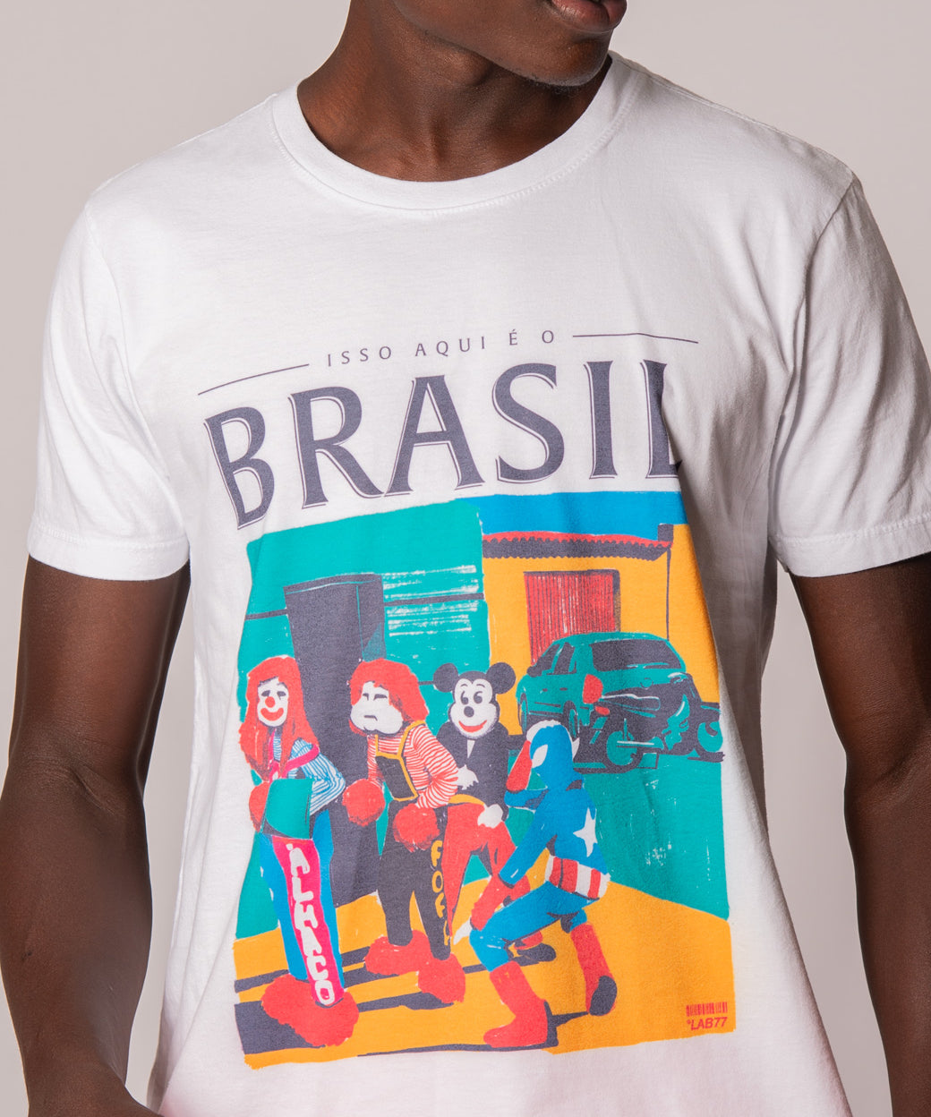 Camiseta branca LAB77 com ilustração colorida de festa de rua e a frase Isso aqui é o Brasil – foto 2