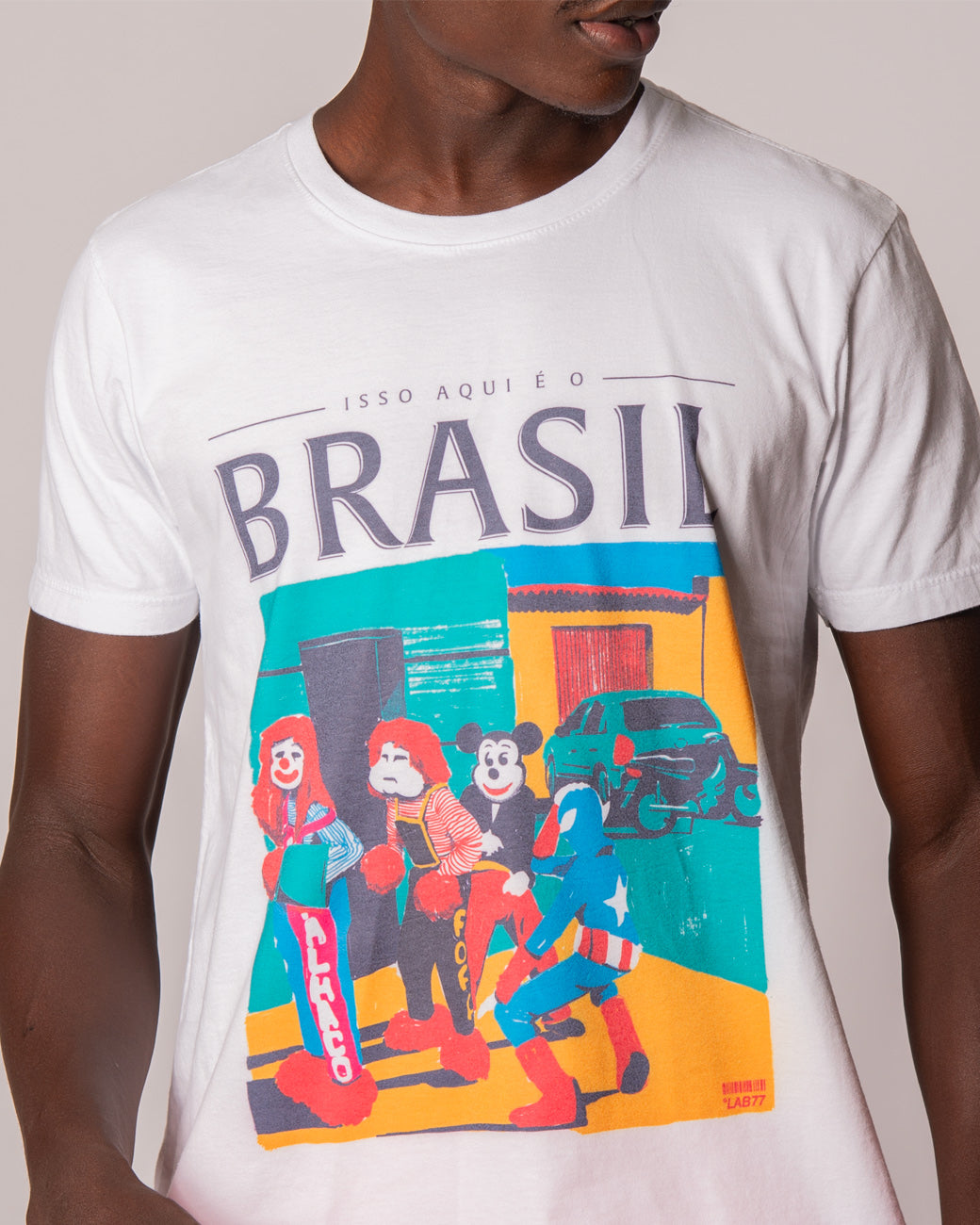 Camiseta branca LAB77 com ilustração colorida de festa de rua e a frase Isso aqui é o Brasil – foto 2