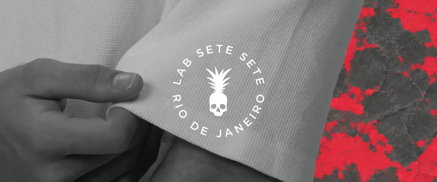 Detalhe da manga com o selo Lab Sete Sete Rio de Janeiro e o abacaxi-caveira
